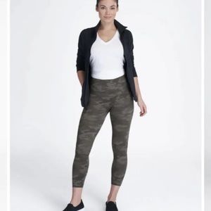 Spanx Look At Me Now Sage Camo crop legging NWT Small
